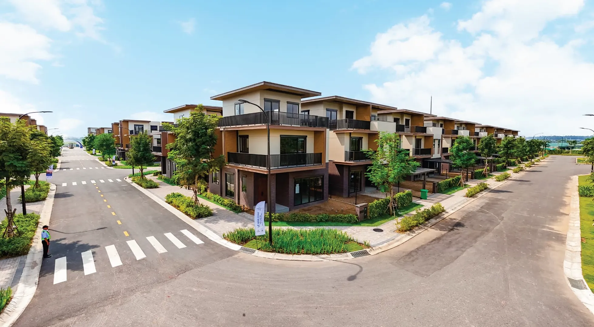 Căn Nhà Phố Vườn Khu Đô Thị Izumi City Có Không Gian Sống Xanh Giữa Đô Thị. For Sale townhouse in Izumi City, Khu đô thị Izumi City, Long Hưng, Đồng Nai posted by Tấn Đỗ. Hình 1