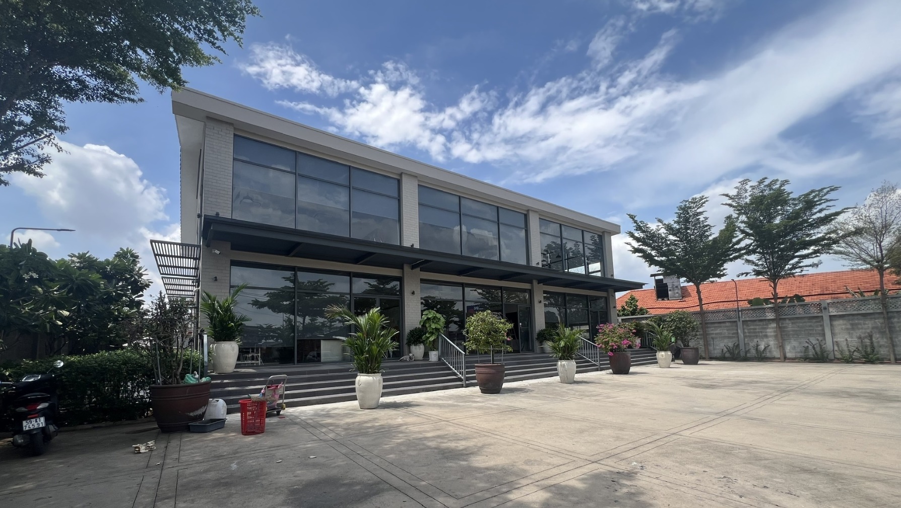 SHOWROOM XÂY SẴN CHO THUÊ MẶT TIỀN QUỐC LỘ 13. 임대 창고/공장 882, Phường Hiệp Bình Phước, Thủ Đức, Hồ Chí Minh에 위치 Căn Nhà Màu Vàng 등록